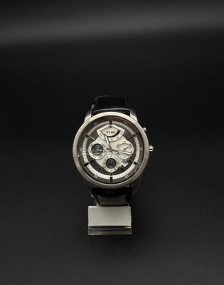 gros plan d'une montre sur un support sur une surface noire