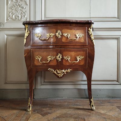 Commode en placage de bois de rose et palissandre, estampill… - Photo 1