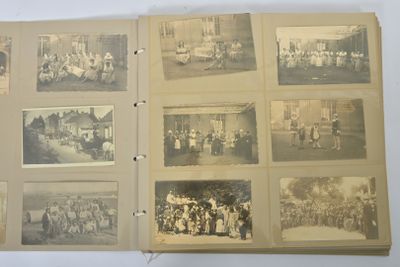 une vieille photo d'un livre contenant des photos de personnes