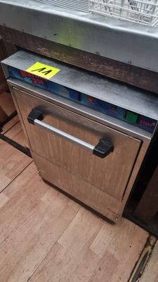 une photo d'un lave-vaisselle dans une cuisine