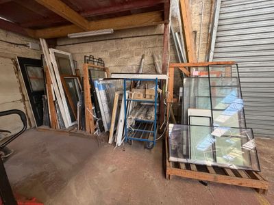 Il y a de nombreux types de fenêtres différents dans ce garage.