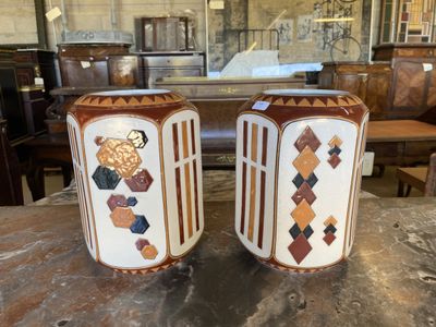 deux vases posés sur une table