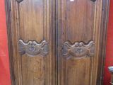 image d'une armoire en bois dans une pièce