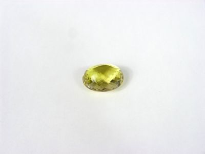 un saphir jaune sur un fond blanc