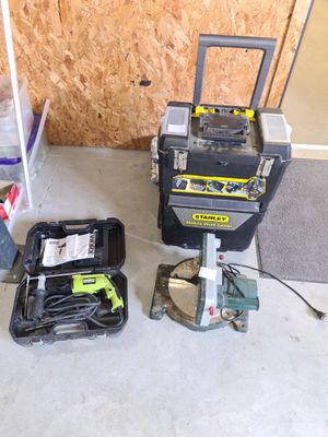 une photo d'une boîte à outils contenant des outils