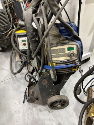 une machine posée par terre à côté d'autres machines