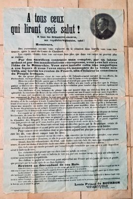 un gros plan sur une feuille de papier sur laquelle figure la photo d'un homme