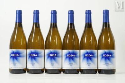 six bouteilles de vin blanc sont alignées
