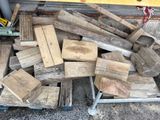 un tas de bois posé sur le sol
