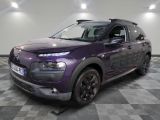 La Citrole violette est garée sur un sol carrelé à damier