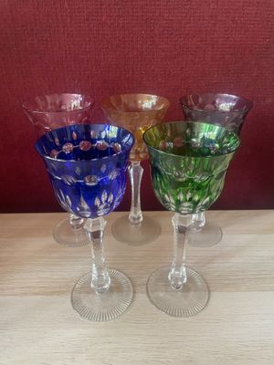 trois verres à vin posés sur une table l'un à côté de l'autre