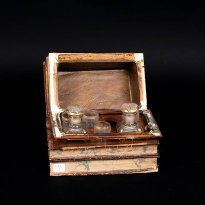 une petite boîte en bois contenant une paire de lunettes