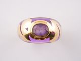 Gros plan sur une bague contenant une pierre violette