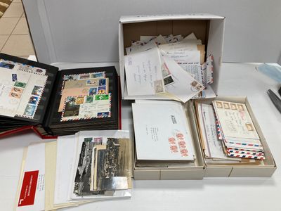 une boîte de courrier posée sur une table à côté d'un ordinateur portable