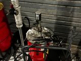 une borne d'incendie rouge à côté d'une autre borne d'incendie rouge