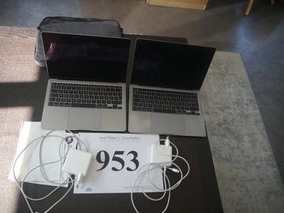 deux ordinateurs portables posés sur une table, avec une étiquette de prix