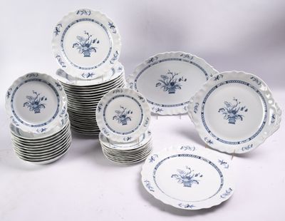 beaucoup d'assiettes ornées de motifs bleus et blancs