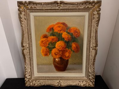 un tableau représentant des fleurs orange dans un vase posé sur une table