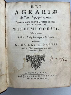 un livre ouvert sur lequel figure l'image d'une grappe de raisin