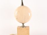 une lampe posée sur un bloc