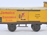 un wagon de petit train avec un fourgon de queue jaune sur le côté