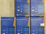 quatre boîtes de chargeurs « Smart » bleus posées sur une table