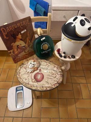 une petite table sur laquelle se trouve un panda, dans la salle de bains