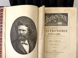 un livre ouvert avec la photo d'un homme en costume-cravate