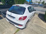 une voiture blanche garée sur le bord de la route