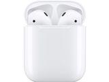 des AirPods d'Apple avec leur boîtier de recharge sur fond blanc
