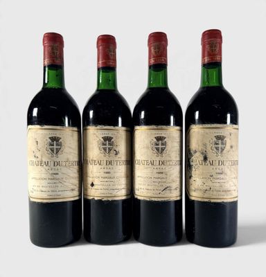 trois bouteilles de vin sont alignées sur une table