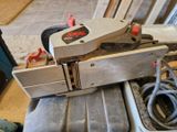 une machine posée sur un morceau de bois