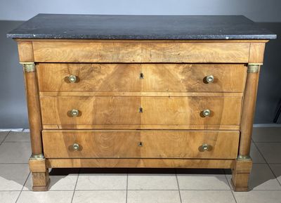 une commode en bois avec un plateau en marbre
