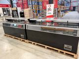deux réfrigérateurs sur des palettes dans un magasin