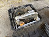 une boîte à outils contenant des outils, posée sur le sol