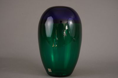 MURANO. Simone CENEDESE. Vase en verre teinté vert et bleu.