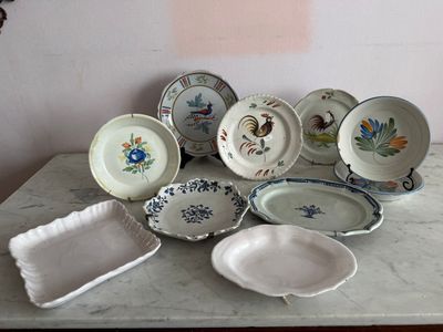 de nombreuses assiettes et bols posés sur une table en marbre