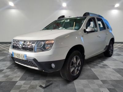 une photo d'une dacia blanche garée sur un sol en damier