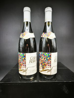 deux bouteilles de vin décorées de paillettes, posées sur une table