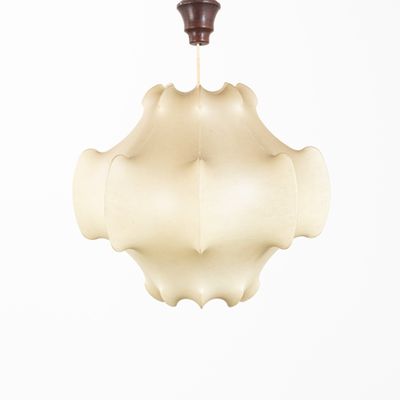 une lampe suspendue au plafond