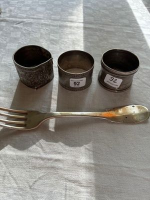 trois tasses et une fourchette posées sur une table