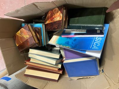 Lot comprenant : - un carton de livres dont André BRETON, Si… - Photo 1