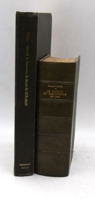deux livres noirs posés l'un à côté de l'autre sur une surface blanche
