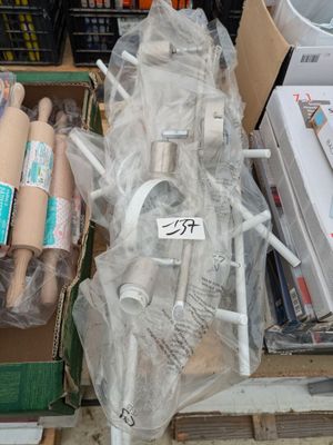 beaucoup d'objets posés sur le sol