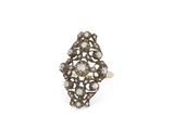 gros plan d'une bague en diamant sur fond blanc