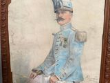 Un vieux tableau représentant un homme en uniforme bleu est accroché au mur.