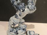 une figurine de lion posée sur une table