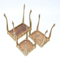 Suite de trois tables gigognes en bois doré - Travail véniti… (photo 3)
