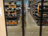 deux portes vitrées ouvertes dans un magasin