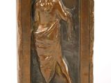 sculpture en bronze représentant une femme en robe tenant un verre